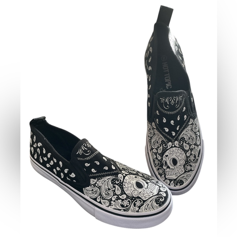 Hot Topic Black and White Skull Slip-On Shoes Size 8 Excellent Condition!